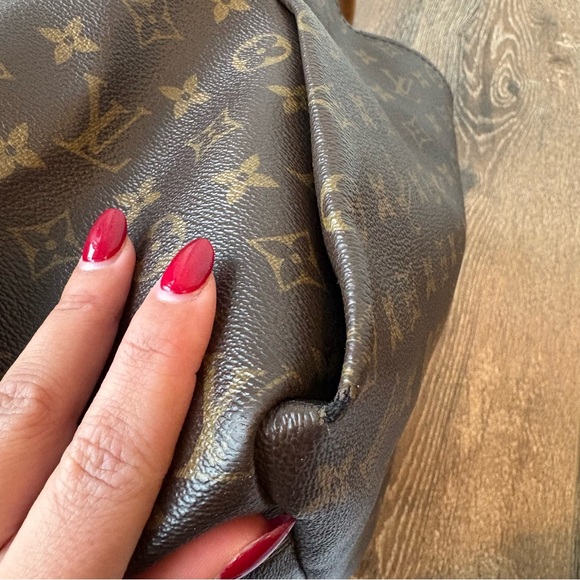 Louis Vuitton Monogram Artsy MM Shoulder Bag - Picture 14 of 16